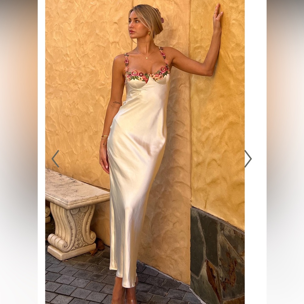 HARMONY MIDI DRESS - FLORAL DETAIL CUP BUST SATIN DRESS IN WHITE